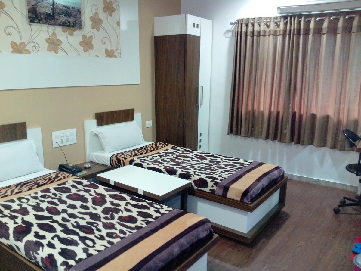 Hotel Decent Surat Room photo