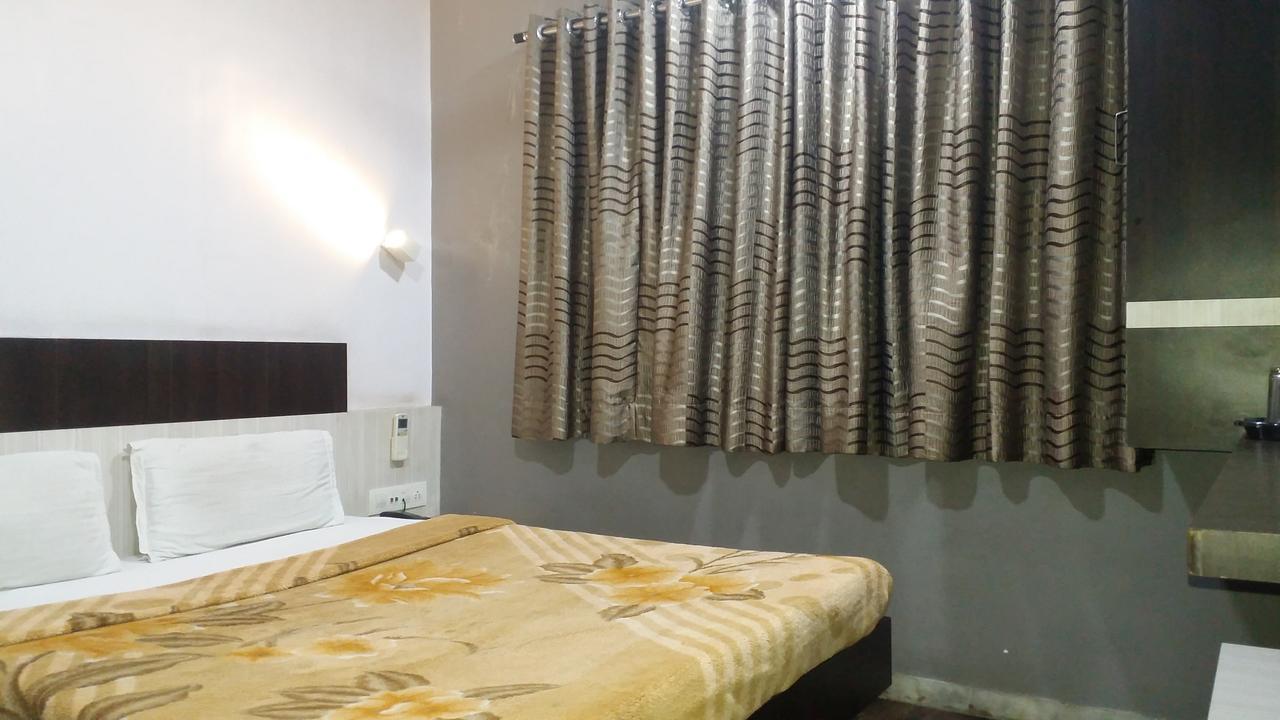 Hotel Decent Surat Exterior photo