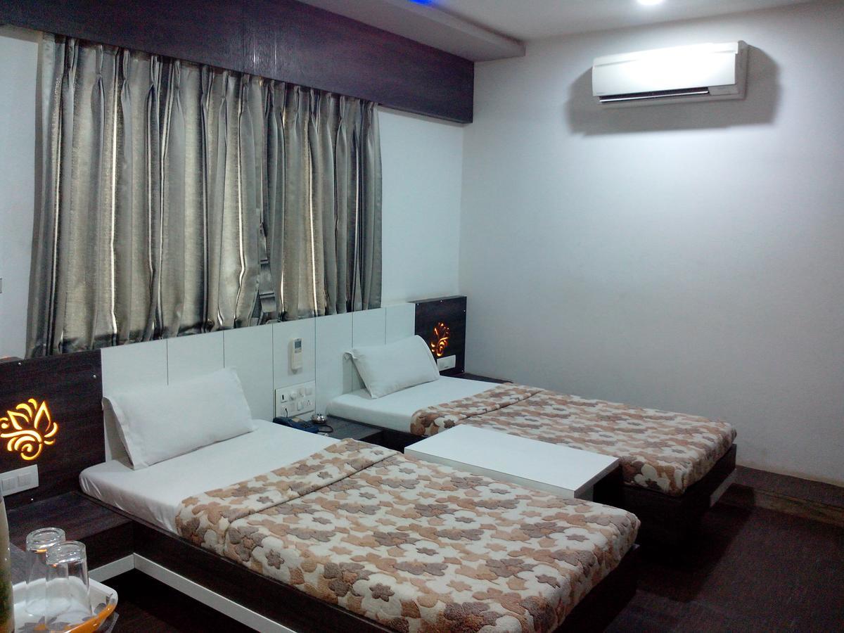 Hotel Decent Surat Exterior photo