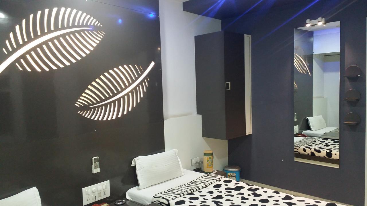 Hotel Decent Surat Exterior photo