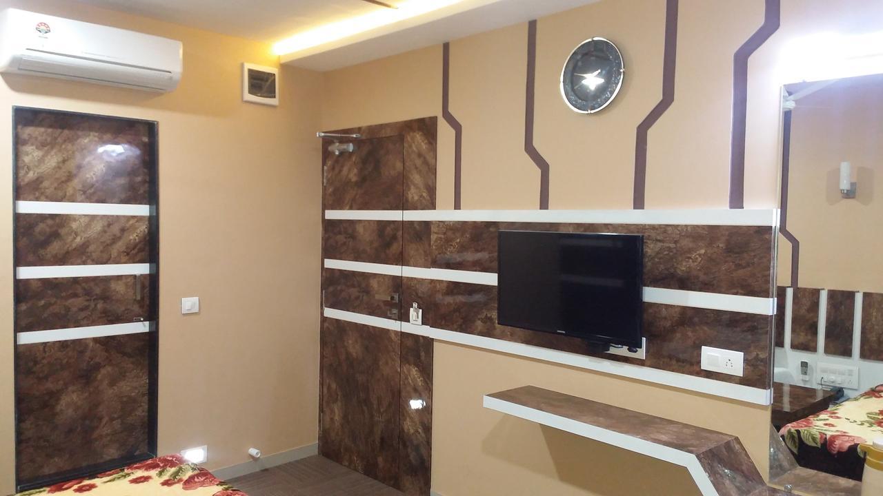 Hotel Decent Surat Exterior photo