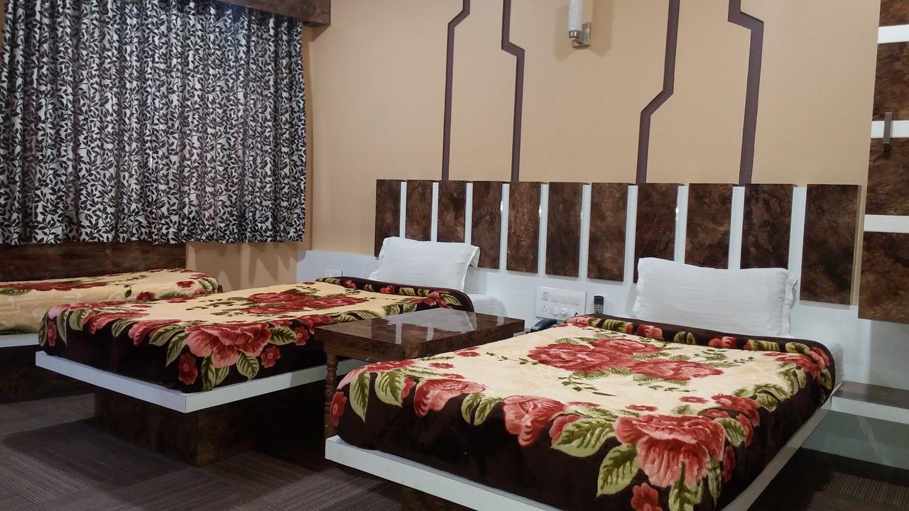 Hotel Decent Surat Exterior photo